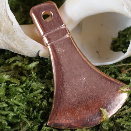 Das Ätherfluss Zwergenkraft Amulett, ein strahlendes Kupferjuwel, birgt nicht nur die meisterhafte Handwerkskunst der Zwerge, sondern auch den unsichtbaren Ätherfluss. Diese feine Energiebrücke verbindet den Träger mit den tiefen Schätzen der Zwergenkultur, offenbart mystische Lebenskraft und symbolisiert die spirituelle Weisheit der verborgenen Zwergenwelten. Ein Amulett, das nicht nur schmückt, sondern auch eine unsichtbare Tür zu den Geheimnissen der Zwerge öffnet.
