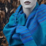 Das "Lavande Charmant" Kaschmilon-Plaid mit den Maßen 130 x 230 Zentimetern verbindet zartes Violett mit einem königlich blauen, braunen und ockerfarbenen melierten Rand. Leicht und dennoch wunderbar warm mit einem Gewicht von nur 720 Gramm, wird "Lavande Charmant" zu deiner liebsten Begleiterin für gemütliche Stunden. Erlebe die Magie französischer Eleganz und genieße luxuriösen Komfort in einem farbenfrohen Gewand.