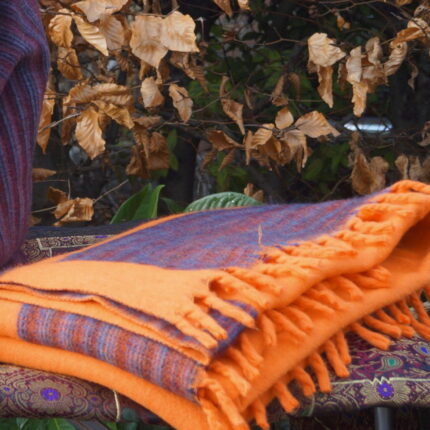 Die "Orange Harmony Bliss" Kaschmilon-Decke, 130 x 2,30 Meter groß, vereint lebendiges Orange mit einem verspielten Melange-Rand in Dunkelgrau, Rot und Blaugrau. Dick gewebt und leicht, bietet sie luxuriösen Komfort und Wärme. Tauche ein in die Magie von "Orange Harmony Bliss" und erlebe Gemütlichkeit in einem farbenfrohen Gewand.