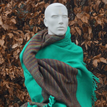 Das "Verde Magico" Kaschmilon-Plaid, 130 x 2,30 Meter groß, verzaubert mit leuchtendem hellen Grün und einem 7 cm melierten Rand in Mittelocker, leichtem Rot und Grautönen. Die Spiegelverkehrtheit verleiht diesem Plaid eine zusätzliche Dimension. Mit nur 634 Gramm ist es erstaunlich leicht und dennoch dick gewebt, um Wärme und Gemütlichkeit zu bieten. Lass dich von der Magie von "Verde Magico" verführen und erlebe luxuriösen Komfort in einem farbenfrohen Gewand.