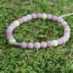 "Harmonie-Hauch" – Jade & Rhodonit Yogaarmband verbindet Gelassenheit der Jade und Rhodonits harmonische Energie. Bronceperle mit Rauten stärkt die Verbindung und schenkt dem Armband zusätzliche Stärke und Klarheit. Vorteilhaft für das Herz-Chakra, fördert Liebe, Mitgefühl und inneres Gleichgewicht.