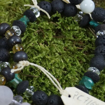 "Lava (8mm): Erdenergie für Stärke und Transformation, fördert innere Ruhe. Spirituell stärkt sie Naturverbindung und Erdung. Für Widder und Skorpion vorteilhaft. Lava Diskus (8mm): Verstärkt Erdenergie, fördert kraftvolle Veränderungen. Spirituell unterstützt die Kommunikation mit der inneren Welt. Stier und Krebs profitieren. Bergkristall Donut (6mm): Symbolisiert Klarheit und Reinheit. Fördert spirituelle Entwicklung und Konzentration. Klärende Energie für Zwillinge und Jungfrau. Türkis Splitter (6mm): Repräsentiert Schutz und Harmonie. Spirituell fördert die Kommunikation mit höheren Ebenen. Förderlich für Schütze und Wassermann. Yogisch & Schamanisch: Ausgeglichene Energie, Erdung und spirituelle Entwicklung. Unterstützt in der Yogapraxis Erdverbindung und höhere Bewusstseinsebenen. In der Schamanismus intensiviert die Wahrnehmung von Naturkräften. Zusammenwirken & Sternzeichen: Gleichgewicht zwischen Erdung und spiritueller Entwicklung. Stier und Steinbock profitieren besonders von dieser ausgleichenden Energie. Reinigung: Unter fließendem Wasser oder in einem Räucherritual erneuern."