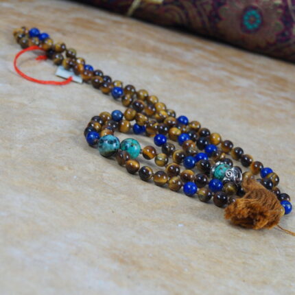 Dialog der Steine: Celestial Harmony Mala 🐅 Tigerauge: Hier sind wir, Lapis Lazuli! Kraftvolle Wildnis trifft himmlische Weisheit. 🔮 Lapis Lazuli: Genau, Tigerauge! Deine Eleganz gibt Mut, meine Bläue öffnet das dritte Auge für Klarheit. 🐅 Tigerauge: Majestätisch und spirituell. Die Türkise als himmlische Begleiter schenken Schutz und Kommunikation. 💠 Türkise: (leise) Zusammen formen wir die Celestial Harmony Mala, voller Schönheit und spiritueller Führung. 🔮 Lapis Lazuli: Ein himmlisches Tor zu Stärke und Klarheit. Möge jeder, der sie trägt, auf himmlischen Pfaden wandeln. Die Steine lächeln in harmonischer Einigkeit, bereit, ihre Energien in spiritueller Symphonie zu vereinen.