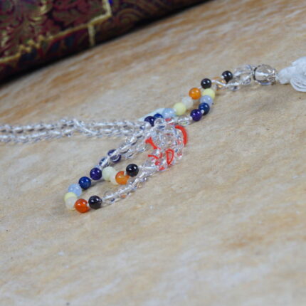 Namaste, Chakra-Freunde! 🌈✨ Die "EnergiaFlow Mala" vereint Granat, Karneol, Tigerauge, Jade, Chalcedon, Lapis und Amethyst. Jede Perle erzählt eine Geschichte: Erdung, Leidenschaft, Fokus, Liebe, Kommunikation, Intuition und Spiritualität. Möge diese Mala eure Chakren harmonisieren und eure Yoga-Praxis zum spirituellen Broadway machen!