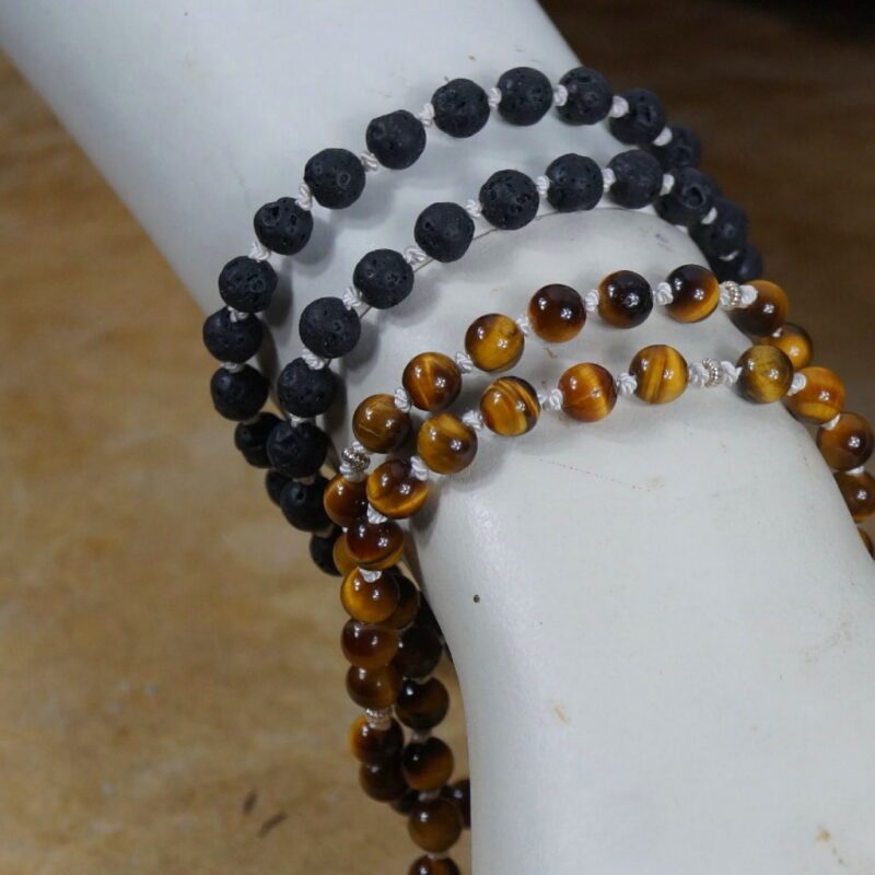 Die Ignite Serenity Mala, ein Party-Duo von lässiger Eleganz und feuriger Energie, erweckt die Sinne und bringt Ruhe. Der Silberknoten feiert ihre unendliche Verbindung. Möge diese Mala deine innere Party entfachen!