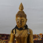ein Zauber aus Turmalin, Sandelholz und Thors Hammer-Guruperle! Turmalin tanzt in Farben, Sandelholz umhüllt in Frieden, die Guruperle verkörpert Stärke. Ein magisches Trio für deine Yogareise. Möge die Serenity Mala dein Begleiter auf dem Pfad der Weisheit und Kraft sein! 🍃⚡️🧘‍♂️