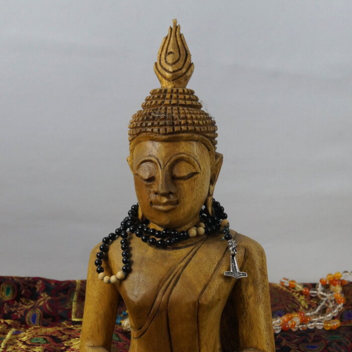 ein Zauber aus Turmalin, Sandelholz und Thors Hammer-Guruperle! Turmalin tanzt in Farben, Sandelholz umhüllt in Frieden, die Guruperle verkörpert Stärke. Ein magisches Trio für deine Yogareise. Möge die Serenity Mala dein Begleiter auf dem Pfad der Weisheit und Kraft sein! 🍃⚡️🧘‍♂️