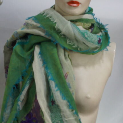 Tauchen Sie mit dem "Frische Brise" Schal in eine Welt der Leichtigkeit ein. Die zarte Schurwolle in Creme und Frühlingsgrün, gepaart mit Paisley- und floralen Stickereien in Violett, Hellem Ocker und Petrol, verleiht diesem Accessoire einen Hauch von Frische. Mit nur 188 Gramm Gewicht und großzügigen Maßen von 75 mal 184 cm wird dieser Schal zu einem luftigen und stilvollen Begleiter.