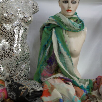Tauchen Sie mit dem "Frische Brise" Schal in eine Welt der Leichtigkeit ein. Die zarte Schurwolle in Creme und Frühlingsgrün, gepaart mit Paisley- und floralen Stickereien in Violett, Hellem Ocker und Petrol, verleiht diesem Accessoire einen Hauch von Frische. Mit nur 188 Gramm Gewicht und großzügigen Maßen von 75 mal 184 cm wird dieser Schal zu einem luftigen und stilvollen Begleiter.