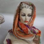 Entdecken Sie den "Sommertraum" Schal – ein zartes Kunstwerk aus Schurwolle in Violett und Hellrot, gewebt in einer bezaubernden Atlaswebung. Die florale Stickerei und Paisley-Muster in Lindgrün, Rosa, Dunkelrot und Orange verleihen diesem Accessoire einen Hauch von Spätsommer. Durch seine durchscheinende und transparente Textur ist der Schal so leicht wie ein Nichts, perfekt für warme Tage und kühle Abende. Die kühnen Farben – Violett, Hellrot, Lindgrün, Rosa, Dunkelrot, Orange – verschmelzen zu einer zeitlosen Eleganz. Mit einem federleichten Gewicht von 188 Gramm und großzügigen Maßen von 75 mal 184 cm ist dieser Schal nicht nur ein modisches Statement, sondern auch ein Symbol für Leichtigkeit und Vielseitigkeit. Er begleitet Sie stilvoll durch den Sommer und fügt einen farbenfrohen Akzent in der Übergangszeit hinzu. Lassen Sie sich von diesem traumhaften Accessoire in eine Welt stilvoller Eleganz entführen.