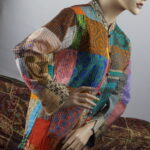 VividDreams Patchwork-Jacke: Tauche ein in die Welt der Individualität. Diese leichte Baumwolljacke ist ein farbenfrohes Meisterwerk mit gesteppter Patchwork-Optik und kleinen stoffbezogenen Perlköpfen. Jede Jacke erzählt ihre eigene Geschichte, vereint Luxus mit angenehmer Haptik und setzt ein Statement für den lässig eleganten Kleidungsstil. Ein Kleidungsstück, das nicht nur getragen, sondern erlebt wird – eine Reise der Farben und Emotionen." 🌈🧥✨