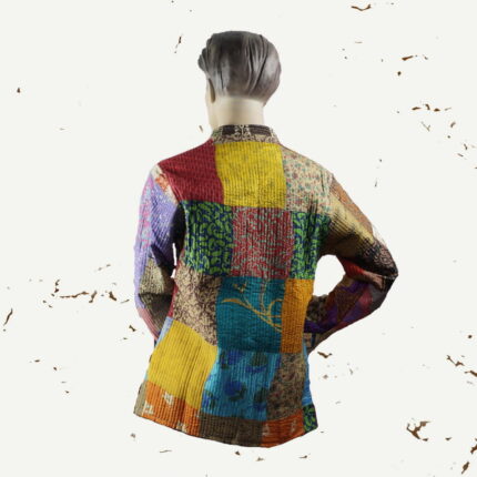 VividDreams Patchwork-Jacke: Tauche ein in die Welt der Individualität. Diese leichte Baumwolljacke ist ein farbenfrohes Meisterwerk mit gesteppter Patchwork-Optik und kleinen stoffbezogenen Perlköpfen. Jede Jacke erzählt ihre eigene Geschichte, vereint Luxus mit angenehmer Haptik und setzt ein Statement für den lässig eleganten Kleidungsstil. Ein Kleidungsstück, das nicht nur getragen, sondern erlebt wird – eine Reise der Farben und Emotionen.