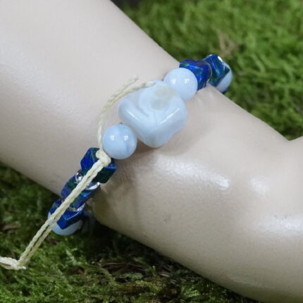 "Nordic Harmony" vereint die heilenden Energien von Chalcedon, Bergkristall und Malachit. Der emotionale Ausgleich des Chalcedon, die Klarheit des Bergkristalls und die heilende Natur des Malachits verschmelzen zu einer nordischen Sinfonie. Die Silberperle mit Wikinger-Symbolen fügt einen Hauch von mystischer Energie hinzu, besonders für Sternzeichen wie Zwillinge, Jungfrau und Waage.