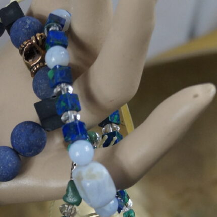 "Nordic Harmony" vereint die heilenden Energien von Chalcedon, Bergkristall und Malachit. Der emotionale Ausgleich des Chalcedon, die Klarheit des Bergkristalls und die heilende Natur des Malachits verschmelzen zu einer nordischen Sinfonie. Die Silberperle mit Wikinger-Symbolen fügt einen Hauch von mystischer Energie hinzu, besonders für Sternzeichen wie Zwillinge, Jungfrau und Waage.