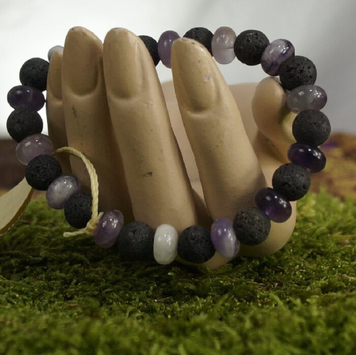 Lavendelträume ist ein königliches Armband aus Amethyst Rondelle (10mm) und lebendigen Lava Perlen (10mm), das spirituelle Harmonie fördert. Durch die einzigartige Synergie der beiden Steine öffnet es das Kronen-Chakra und unterstützt die innere Balance. Regelmäßige Reinigung unter fließendem Wasser und Aufladen im Mondlicht bewahren die kraftvolle Energie dieses besonderen Schmuckstücks.