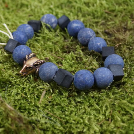 Aetheria Vigor - Einzigartiges Perlenarmband mit Dumerorierit, Onyx, Bergkristall und bronzenem Widderkopf: Dieses kraftvolle Schmuckstück vereint Dumerorierit für Erdung, Onyx für Selbstbeherrschung, Bergkristall für mentale Klarheit und einen bronzenen Widderkopf als Symbol des inneren Kriegergeistes. Spirituelle Verbindung durch die Zeiten: Die Wikingerzeit inspiriert den Widderkopf, während die Steine, in Harmonie kombiniert, Sternzeichen wie Widder, Stier und Steinbock stärken und spirituelle Erkenntnisse fördern. Faszination in Eleganz: Trage "Aetheria Vigor" mit Freude als nicht nur ästhetisches Accessoire, sondern als Begleiter auf deiner spirituellen Reise, der die Kräfte von Erde, Selbstbeherrschung, Klarheit und Kriegergeist vereint.