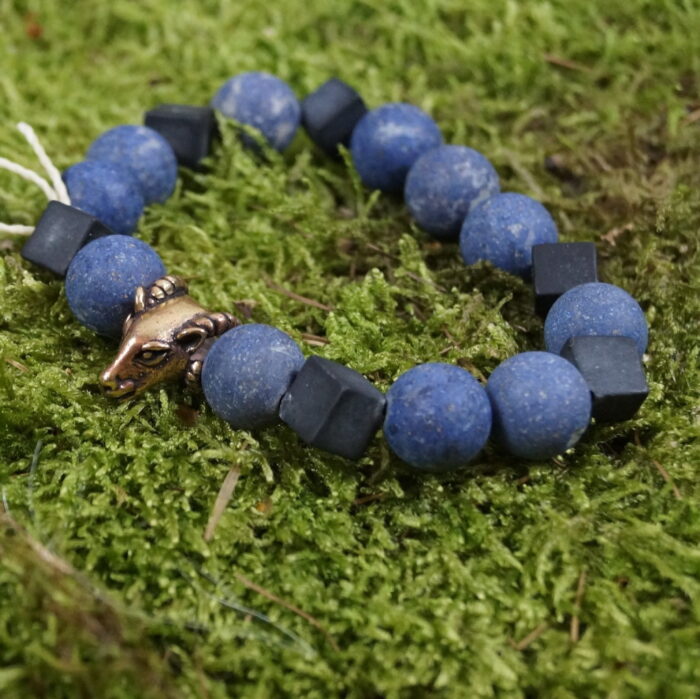 Aetheria Vigor - Einzigartiges Perlenarmband mit Dumerorierit, Onyx, Bergkristall und bronzenem Widderkopf: Dieses kraftvolle Schmuckstück vereint Dumerorierit für Erdung, Onyx für Selbstbeherrschung, Bergkristall für mentale Klarheit und einen bronzenen Widderkopf als Symbol des inneren Kriegergeistes. Spirituelle Verbindung durch die Zeiten: Die Wikingerzeit inspiriert den Widderkopf, während die Steine, in Harmonie kombiniert, Sternzeichen wie Widder, Stier und Steinbock stärken und spirituelle Erkenntnisse fördern. Faszination in Eleganz: Trage "Aetheria Vigor" mit Freude als nicht nur ästhetisches Accessoire, sondern als Begleiter auf deiner spirituellen Reise, der die Kräfte von Erde, Selbstbeherrschung, Klarheit und Kriegergeist vereint.