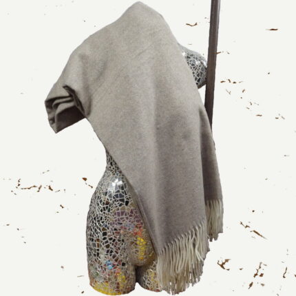 Erfahren Sie den ultimativen Gemütlichkeitsrausch mit unserer "Flauschig-und-Cool" Wolldecke! Die 140 cm x 200 cm Decke aus Mohair und Kashmir verkörpert Luxus und freche Eleganz. Das dezente Fischgrätenmuster verleiht nicht nur Stil, sondern auch eine Extraportion Charme, während die Farbkombination aus edlem Hellgrau und cremiger Leichtigkeit eine Prise Raffinesse in Ihr Zuhause bringt. Die kleine Fischgrätenstruktur setzt ein Statement, indem sie Langeweile die kalte Schulter zeigt und auf einen wilden Mix aus Stil und Gemütlichkeit setzt. Mit federleichten 669 Gramm ist sie der ideale Begleiter für entspannte Abende auf der Couch oder als witziges Upgrade für Ihr Schlafgemach.