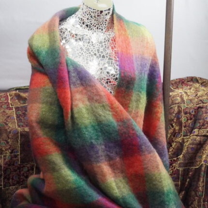 "Erleben Sie mit VikingaVista das raue Erbe der Wikinger in einer Decke aus Islandwolle und Mohair. Kulturelle Fusion in Regenbogenfarben - nordisches Erlebnis, vereint in einem Meisterwerk."