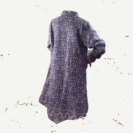 "Stich heraus aus der Masse! Unsere rebellische Jacke ist mehr als Mode – sie ist ein Statement für deinen einzigartigen Stil! Der Stehkragen und silberfarbene Schließen sind für die, die auffallen wollen. Kaschmilon Stoff mit floralen Mustern verbindet Chic mit Ungezogenheit. In schillerndem Lila oder mit abgenähten Nähten in Creme – ein Kunstwerk! Leichte Abnäher und glockenförmiger Schnitt rebellieren gegen das Gewöhnliche. Trage sie offen als Pulloverersatz und zeige, dass Regeln zum Brechen da sind. Die atmungsaktive Kaschmilon-Faser wärmt in Kälte, gleicht in der Sonne aus – immer an deiner Seite! Warum sich mit Durchschnitt zufriedengeben? Diese Jacke ist für die, die im Rampenlicht stehen. Hol sie dir jetzt und zeige, dass du nicht für die Norm gemacht bist! Einzigartig, wie du es verdienst!"
