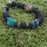 "Elemental Prosperity" ist mehr als ein Armband – es ist ein harmonischer Tanz der Elemente. Die Erdkraft der Lava, die heilende Natur des Chrysokolls und die Stärke des Hämatits vereinen sich mit einer antiken Geldperle aus Afghanistan, die Wohlstand symbolisiert. Trage dieses einzigartige Accessoire, um Elemente und Energie in einem Schmuckstück zu erleben.