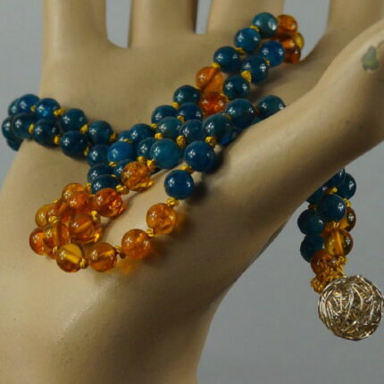 Erlebe mit der "EastSea Fusion Mala" die Fusion von Bernstein, Malachit und Silber in einer magischen Verbindung. Wie sanfte Wellen nach einem Sturm, vereinen sich die Steine zu einer harmonischen Mala. Die Quaste symbolisiert Vollständigkeit und verstärkt die heilenden und spirituellen Eigenschaften. Spüre die kühle Meeresbrise und lass dich von dieser einzigartigen Mala verzaubern!