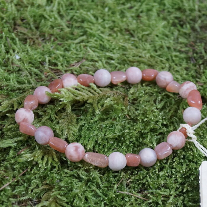 "Namaste, strahlende Yogis! Dieses Yogaarmband ist wie ein magischer Mondspaziergang für dein Handgelenk. Der Mondstein, unser Hauptakteur, tanzt mit Ayurveda und Yoga auf einer Wellenlänge. Er bringt die sanfte Energie des Mondes in deine Praxis und sorgt für Balance, Klarheit und innere Ruhe. Mit einem Augenzwinkern verbindet der Mondstein sich mit Ayurveda, um die Doshas zu harmonisieren und Yoga-Enthusiasten auf eine Reise der Selbstentdeckung mitzunehmen. Trag es am Herz-Chakra, um die Liebesenergie zu verstärken, oder am Stirn-Chakra, um deine Intuition zu wecken. Wir nennen es liebevoll 'Lunar Harmony Bracelet'. Lass dich von seinem schelmischen Glanz begleiten und erlebe, wie die Mondmagie dein Yogaabenteuer erhellt!"