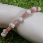 "Namaste, strahlende Yogis! Dieses Yogaarmband ist wie ein magischer Mondspaziergang für dein Handgelenk. Der Mondstein, unser Hauptakteur, tanzt mit Ayurveda und Yoga auf einer Wellenlänge. Er bringt die sanfte Energie des Mondes in deine Praxis und sorgt für Balance, Klarheit und innere Ruhe. Mit einem Augenzwinkern verbindet der Mondstein sich mit Ayurveda, um die Doshas zu harmonisieren und Yoga-Enthusiasten auf eine Reise der Selbstentdeckung mitzunehmen. Trag es am Herz-Chakra, um die Liebesenergie zu verstärken, oder am Stirn-Chakra, um deine Intuition zu wecken. Wir nennen es liebevoll 'Lunar Harmony Bracelet'. Lass dich von seinem schelmischen Glanz begleiten und erlebe, wie die Mondmagie dein Yogaabenteuer erhellt!"