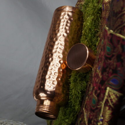 Copper Serenity – Die Kupferflasche mit zeitlosem Design und unempfindlichem Hammerschlag.