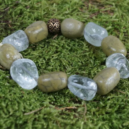 "Savana-Magie" - Ein Abenteuer in Form eines Armbands mit warmen Afrikaopalen und erfrischendem Bergkristall. Die 11mm große Bronceperle mit Wikingerspiralen verbindet Vergangenheit und Gegenwart in einem kraftvollen Trio, das spirituelle Reisen und Lebensfreude fördert. Vorteilhaft für das Herz-Chakra, symbolisiert die Bronceperle mit ihrer warmen Patina Stärke und Beständigkeit, während regelmäßige Reinigung die lebendige Energie bewahrt.
