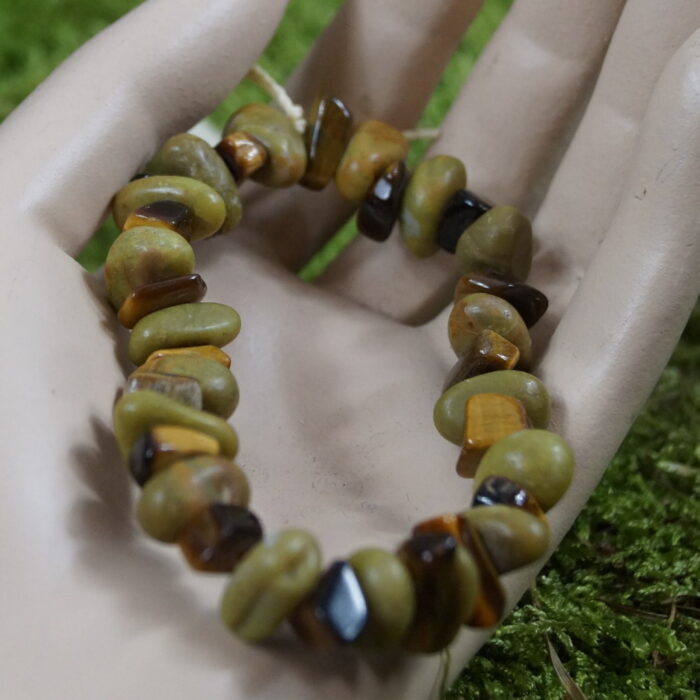 "Safari Serenity" vereint die faszinierenden Energien von Afrikaopal und Tigerauge in einem kraftvollen Perlenarmband. Der Afrikaopal strahlt die Wärme des Kontinents aus, während das Tigerauge die Stärke des Dschungels einfängt. Dieses Abenteuer am Handgelenk, perfekt für Sternzeichen wie Löwe, Stier und Jungfrau, entfacht eine wilde Schönheit und Abenteuerlust.