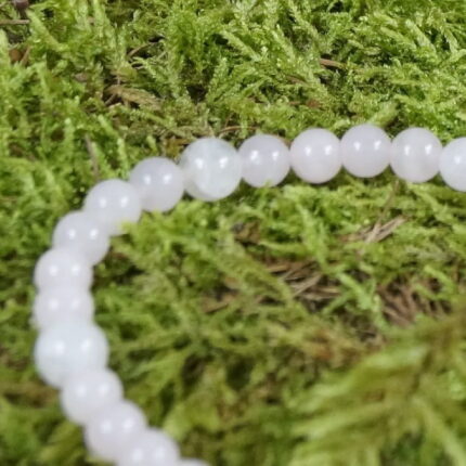 "Hridaya Nada" vereint den zarten Rosenquarz und die kraftvolle Silberperle mit Wikingersymbolen zu einer harmonischen Melodie des inneren Gleichgewichts. Der Rosenquarz öffnet das Herz-Chakra und schenkt Liebe, während die Silberperle eine kraftvolle Geisteshaltung repräsentiert. Die Verbindung zwischen den Steinen und dem Silber ist wie eine klangvolle Symphonie, die Stärke und Ruhe ausstrahlt. Trage dieses Armband mit Stolz und lass das Hridaya Nada die Schwingungen deiner inneren Balance dirigieren.