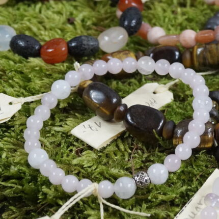 "Hridaya Nada" vereint den zarten Rosenquarz und die kraftvolle Silberperle mit Wikingersymbolen zu einer harmonischen Melodie des inneren Gleichgewichts. Der Rosenquarz öffnet das Herz-Chakra und schenkt Liebe, während die Silberperle eine kraftvolle Geisteshaltung repräsentiert. Die Verbindung zwischen den Steinen und dem Silber ist wie eine klangvolle Symphonie, die Stärke und Ruhe ausstrahlt. Trage dieses Armband mit Stolz und lass das Hridaya Nada die Schwingungen deiner inneren Balance dirigieren.