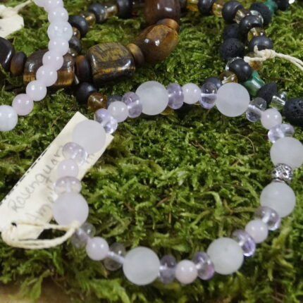 "Elysium" - Ein Yogaarmband, das die kraftvolle Energie von Rosenquarz, Ametrin und Silberperlen mit Wikingersymbolen vereint. Der zarte Rosenquarz bringt Liebe und Harmonie, während der einzigartige Ametrin Klarheit und spirituelles Wachstum fördert. Die Silberperle mit Wikingersymbolen verleiht dem Armband eine kraftvolle Ausstrahlung und symbolisiert Stärke. Perfekt für das Herzchakra und ein stilvolles Statement für alle, die nach innerem Gleichgewicht und spiritueller Verbindung streben.