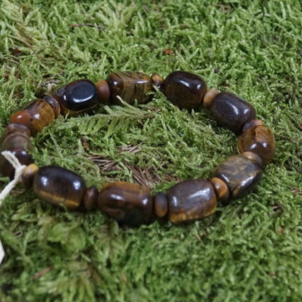 Tigerauge, auch als "Cat's Eye" bekannt, findet im irischen Glauben eine besondere Verbindung. Der Stein wird mit Schutz und Wohlstand assoziiert und symbolisiert die stärkende Energie des Tigers. In der irischen Kultur wird Tigerauge oft als Glücksstein betrachtet, der vor negativen Energien schützt und den Träger in schwierigen Zeiten stärkt. Spirituell wird Tigerauge als Verbindung zur Natur und den mystischen Kräften der irischen Landschaft gesehen. In keltischer Sichtweise symbolisiert der Stein auch Mut und Entschlossenheit. Yoga-Praktizierende können durch Tigerauge eine Erdung und Stabilität in ihrer Praxis erfahren. Schamanisch betrachtet wird Tigerauge als ein Stein der Visionen und inneren Reisen angesehen. In Verbindung mit dem irischen Glauben entfaltet Tigerauge eine kraftvolle, schützende Aura und wird mit Sternzeichen wie Stier und Löwe in Einklang gebracht. Die Reinigung kann durch Erdung in der Natur oder durch Räuchern erfolgen, um seine energetischen Qualitäten zu bewahren.