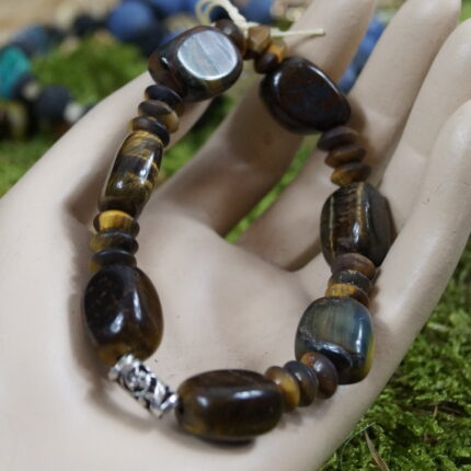 Tauche ein in die magische Welt von "Mystic Tiger Harmony", einem Armband, das die kraftvollen Eigenschaften des Tigerauges mit der zarten Eleganz einer 925 Sterling Silber Fee verbindet. Die Tigerauge-Perlen fördern Klarheit und Selbstbewusstsein, während die Silberfee eine spirituelle Verbindung zu Wikingerzeiten und Schamanismus schafft. Perfekt für Sternzeichen wie Zwillinge, Löwe und Jungfrau – "Mystic Tiger Harmony" bringt Magie und Stärke in deinen Alltag.