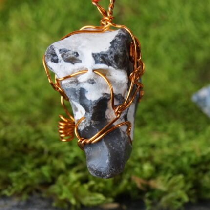 "CaelumGuardian" verbindet keltische Mystik mit der natürlichen Energie der Ostsee. Dieses einzigartige Amulett, kunstvoll verziert mit Kupfer und Kupferspiralen, trägt einen beeindruckenden Hünergott-Stein. Die runde, graue Oberfläche mit weißen Einschlüssen verleiht mystische Ausstrahlung. Der Hünergott, mit natürlichen Löchern, wird als Glücksbringer angesehen und repräsentiert Schutz in keltischer Kultur. Ein Symbol für spirituelle Verbindung, begleitet "CaelumGuardian" auf deiner Reise als himmlischer Wächter. Tauche ein in diese einzigartige Kombination von Natur und Kunst.
