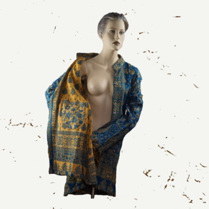 Elysian Cavalier Jacke: Himmlische Eleganz in Ritterform. Ein handgeschneidertes Unikat, wendbar mit kunstvollen Mustern in Petrol und Goldgelb. Robust und atmungsaktiv, verbindet sie zeitlose Ritterlichkeit mit königlichem Glanz. Exklusivität und Statement-Stil.