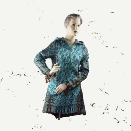 "Eleganz am Ritterplatz: Eine strahlende Dame entdeckt eine Jacke von unvergleichlicher Schönheit, getragen von einem stolzen Ritter auf majestätischem Ross. Die Wendbarkeit und kunstvollen Muster, inspiriert von Blüten und Wappen, machen sie zum Symbol zeitloser Ritterlichkeit. Die Geschichte nimmt eine unerwartete Wendung, als der Ritter, beeindruckt von der Begeisterung der Dame, ihr die Jacke als Zeichen ritterlicher Höflichkeit überreicht. Die Dame, überwältigt von dieser Geste, wird zur Königin ihres eleganten Turniers. 🌟🏰✨"