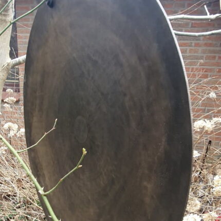zeitloser Klänge mit unserem exquisiten Bronce-Gong, einem Meisterwerk aus Schönheit und Klang. Dieses majestätische Instrument, reich verziert mit faszinierenden Mantras in Sanskrit, verführt die Sinne und entfacht eine Atmosphäre der spirituellen Ruhe.