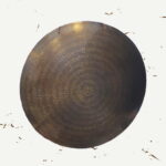 zeitloser Klänge mit unserem exquisiten Bronce-Gong, einem Meisterwerk aus Schönheit und Klang. Dieses majestätische Instrument, reich verziert mit faszinierenden Mantras in Sanskrit, verführt die Sinne und entfacht eine Atmosphäre der spirituellen Ruhe.