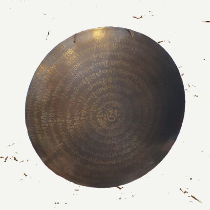 zeitloser Klänge mit unserem exquisiten Bronce-Gong, einem Meisterwerk aus Schönheit und Klang. Dieses majestätische Instrument, reich verziert mit faszinierenden Mantras in Sanskrit, verführt die Sinne und entfacht eine Atmosphäre der spirituellen Ruhe.
