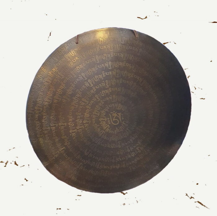 zeitloser Klänge mit unserem exquisiten Bronce-Gong, einem Meisterwerk aus Schönheit und Klang. Dieses majestätische Instrument, reich verziert mit faszinierenden Mantras in Sanskrit, verführt die Sinne und entfacht eine Atmosphäre der spirituellen Ruhe.