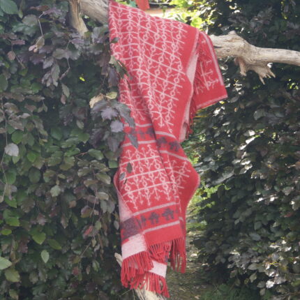 Schurrwolldecke in rot aus merinowolle