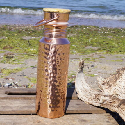 Kupferflasche mit Holzverzierung