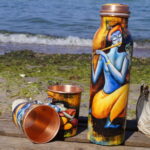 bemalte Kupferflasche mit Becher